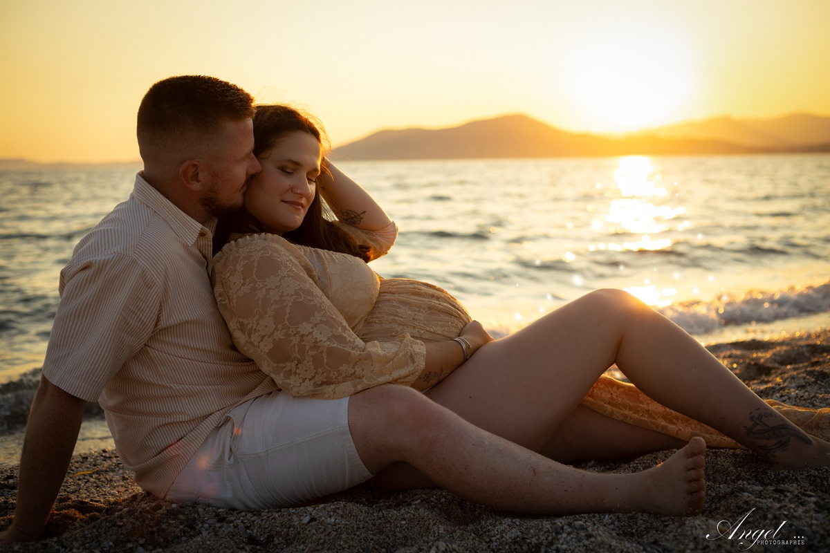 photo grossesse couple plage